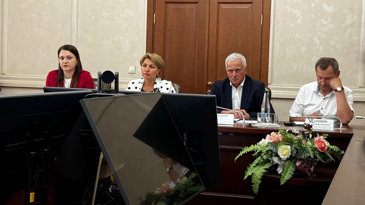 Малом зале Дома Правительства Карачаево-Черкесской Республики состоялось внеочередное заседание Межведомственной комиссии по вопросам организации отдыха и оздоровления детей в Карачаево-Черкесской Республике.