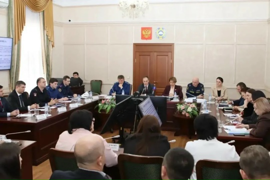  Заседание Комиссии по делам несовершеннолетних и защите их прав при Правительстве Карачаево-Черкесской Республики под руководством заместителя Председателя Правительства Карачаево-Черкесской Республики, председателя комиссии Е.С. Полякова.