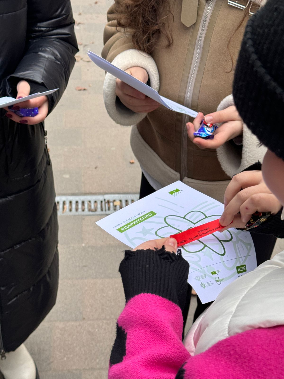 Всероссийская уличная акция #Дарю тепло прошла в Черкесске