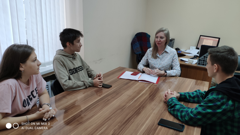 В аппарате Уполномоченного по правам ребенка в КЧР состоялась рабочая встреча Уполномоченного по правам ребенка в КЧР НА Бондаренко с членами детского совета.