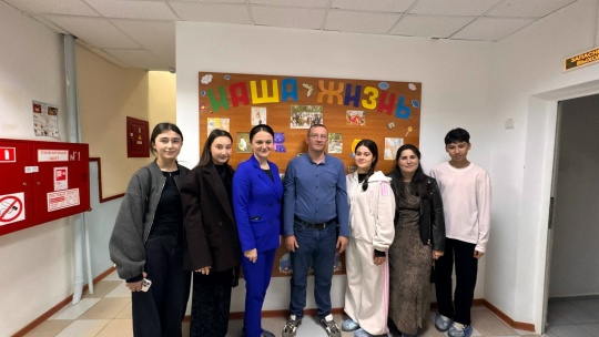 Активисты Детского общественного совета при Уполномоченном по правам ребенка в КЧР посетили Детский дом. В рамках встречи для воспитанников был организован небольшой творческий мастер-класс по украшению имбирных пряников