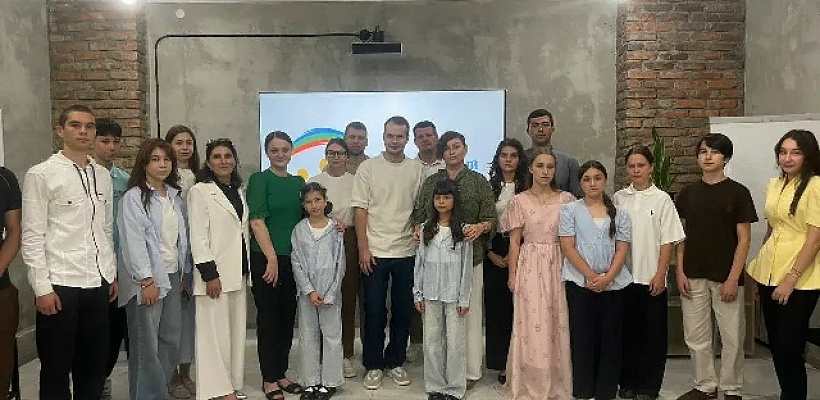 Директор Благотворительного фонда «Страна для детей» А. А. Петров совместно с сотрудниками Федерального подросткового центра посетили семейный коворкинг «Семь Пятниц».