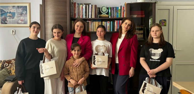 В преддверии Международного дня защиты детей Уполномоченный по правам ребенка в Карачаево-Черкесской Республике Алакаева Мария Юрьевна встретилась с воспитанниками детского дома для детей сирот и детей, оставшихся без попечения родителей.